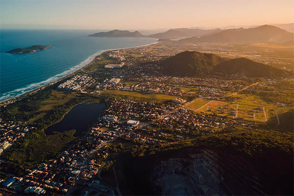 Imagem aérea da praia do campeche em florianópolis