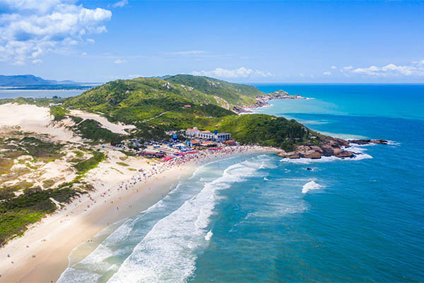 Praia da joaquina em dia ensolarado